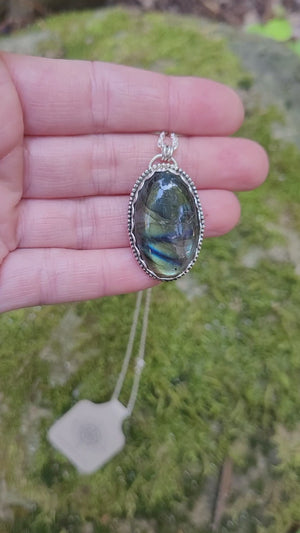 Flashy Labradorite