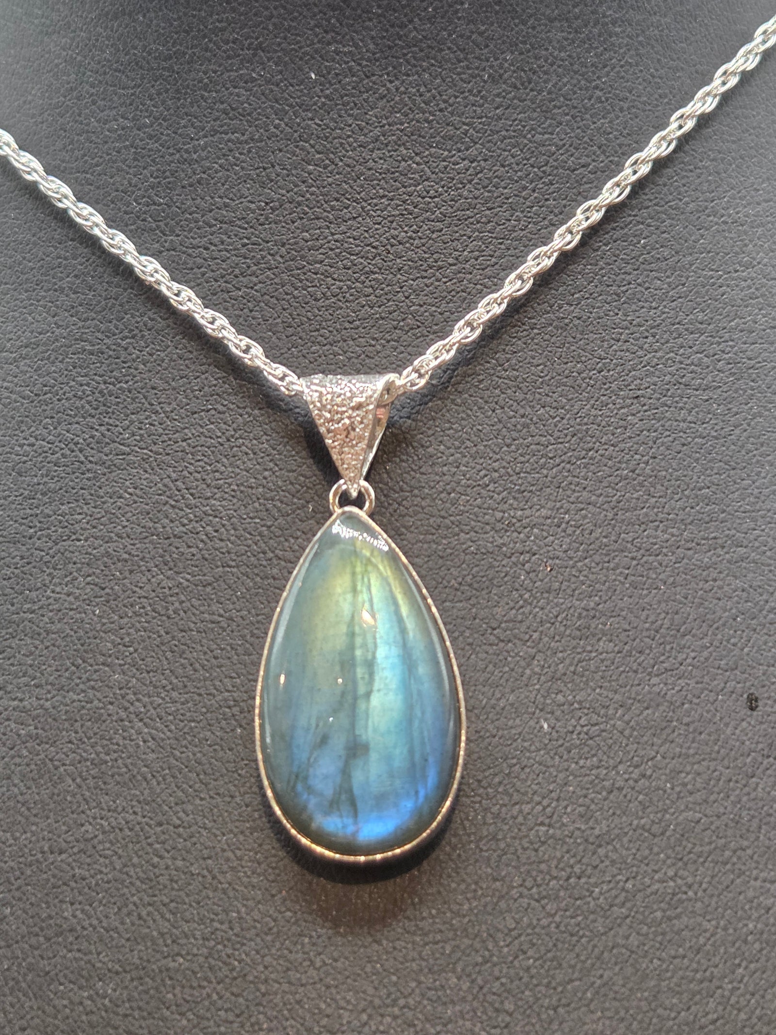 Flashy Labradorite