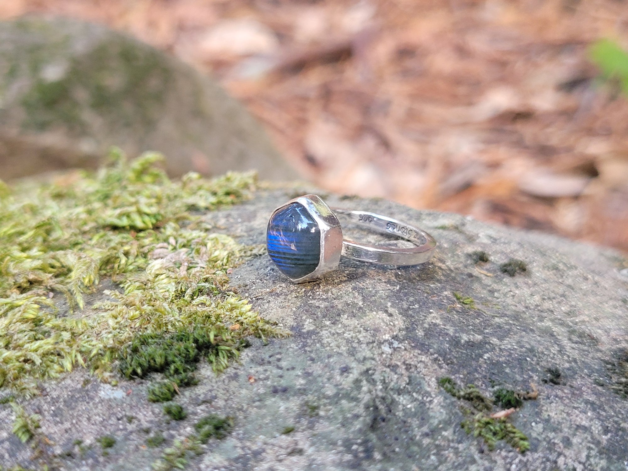 Flashy Labradorite