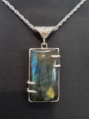 Flashy Labradorite