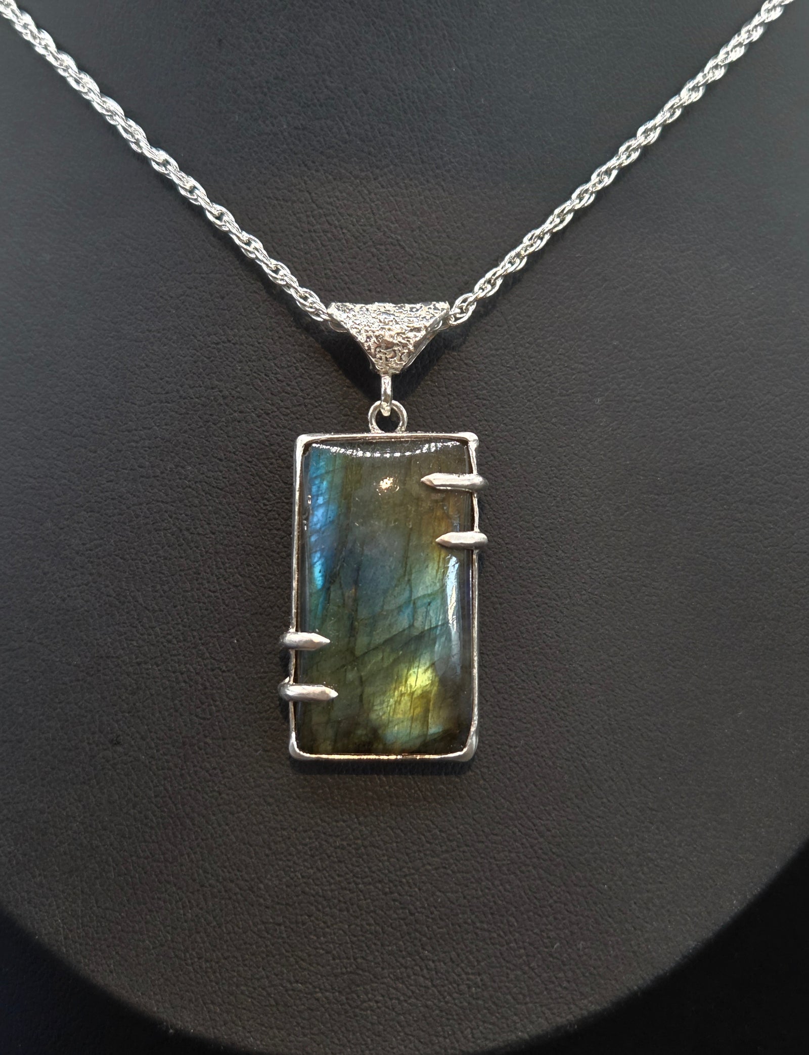 Flashy Labradorite