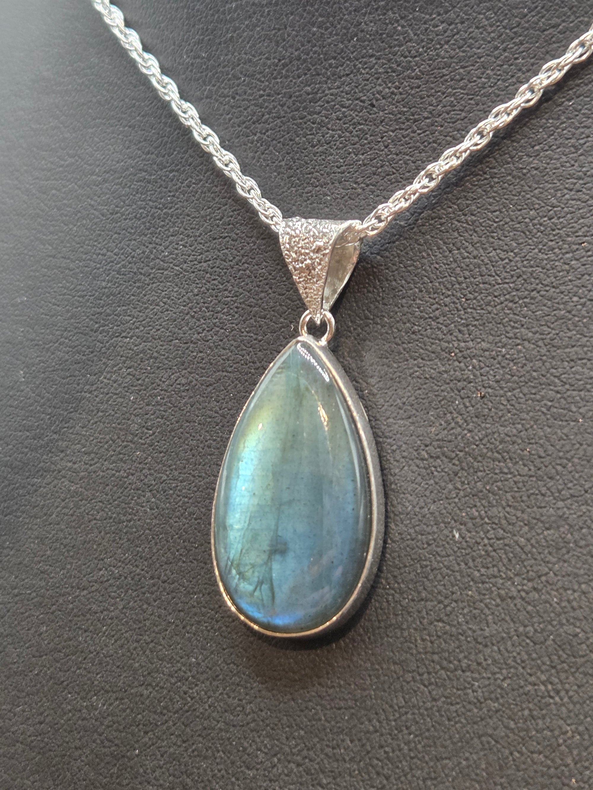 Flashy Labradorite