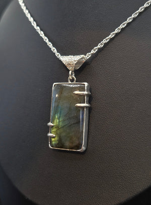 Flashy Labradorite