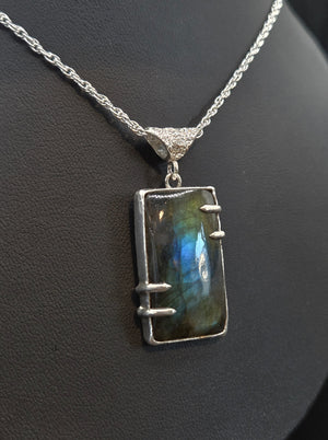 Flashy Labradorite