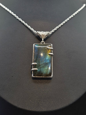 Flashy Labradorite