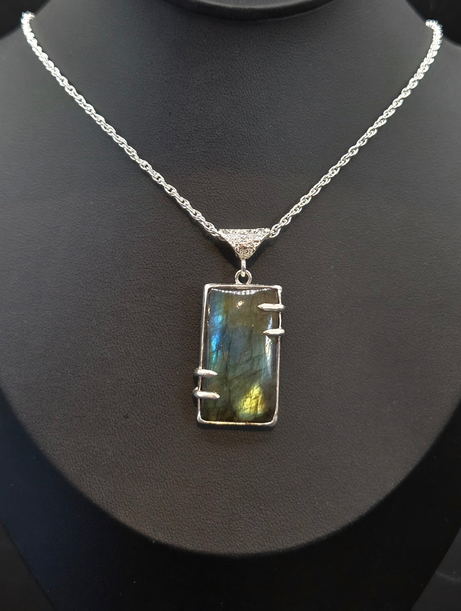 Flashy Labradorite