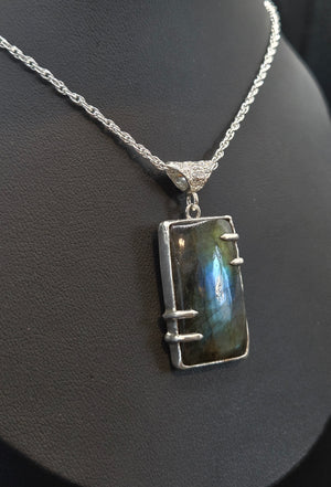 Flashy Labradorite